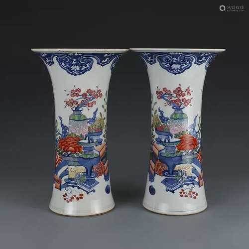 A PAIR OF CHINESE BLUE AND WHITE CLASHINGCOLOR PAINTED PORCELAIN FLOWER VASE