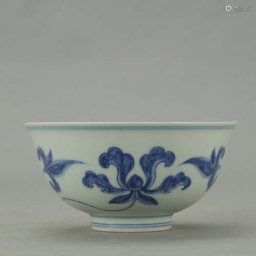 A CHINESE BLUE AND WHITE FLORAL PORCELAIN BOWL