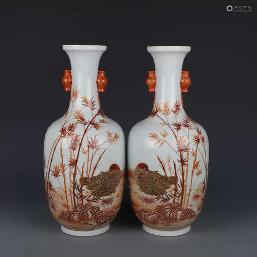 A PAIR OF CHINESE IRON RED GILD PORCELAIN DOUBLE EARS VASE