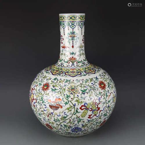 A CHINESE CLASHINGCOLOR FLORAL PORCELAIN VASE