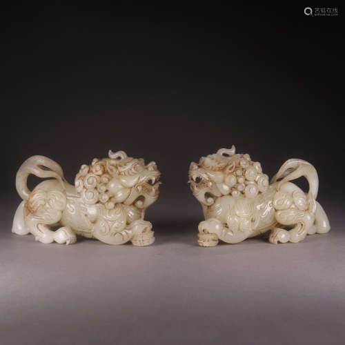 A PAIR OF CHINESE HETIAN JADE CARVED LION ORNAMENT