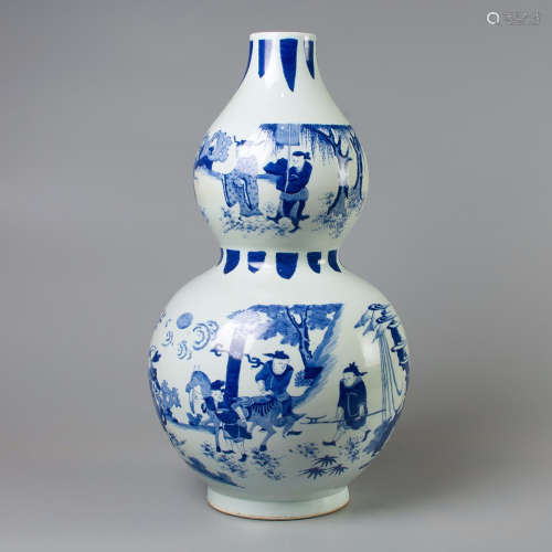 A CHINESE BLUE AND WHITE FIGURE PAINTED PORCELAIN GOURD-SHAPED VASE
