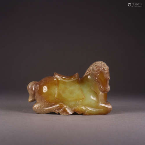 A CHINESE YELLOW HETIAN JADE CARVED HORSE ORNAMENT