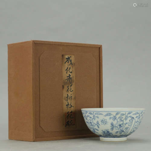 A CHINESE BLUE AND WHITE FLORAL PORCELAIN BOWL