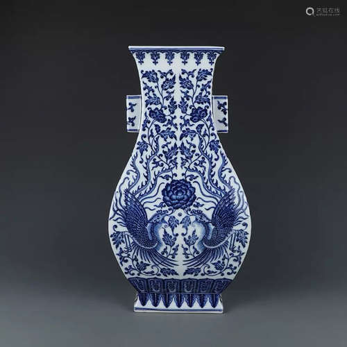A CHINESE BLUE AND WHITE FLORAL PORCELAIN VASE