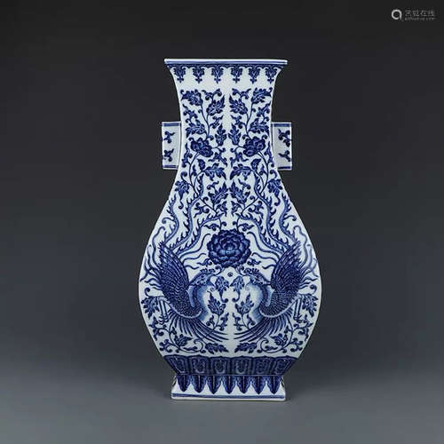 A CHINESE BLUE AND WHITE FLORAL PORCELAIN VASE