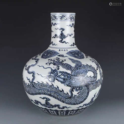 A CHINESE BLUE AND WHITE DRAGON PATTERN PORCELAIN VASE
