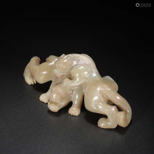 A CHINESE HETIAN JADE CARVED BEAST ORNAMENT