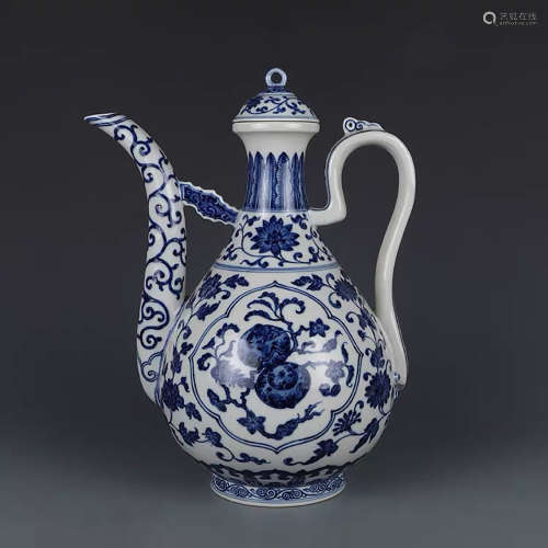 A CHINESE BLUE AND WHITE PAINTED PORCELAIN EWER