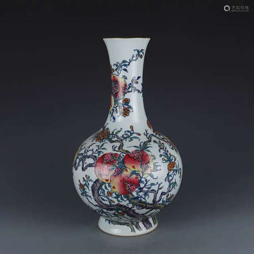 A CHINESE BLUE AND WHITE CLASHINGCOLOR PAINTED PORCELAIN VASE