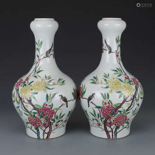 A PAIR OF CHINESE FAMILLE ROSE FLOWER&BIRD PATTERN PORCELAIN GARLIC-HEAD BOTTLE