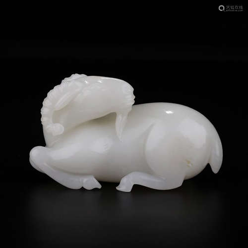 A CHINESE HETIAN JADE CARVED SHEEP ORNAMENT