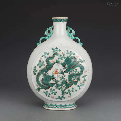 A CHINESE GREEN GLAZE DRAGON PATTERN PORCELAIN VASE