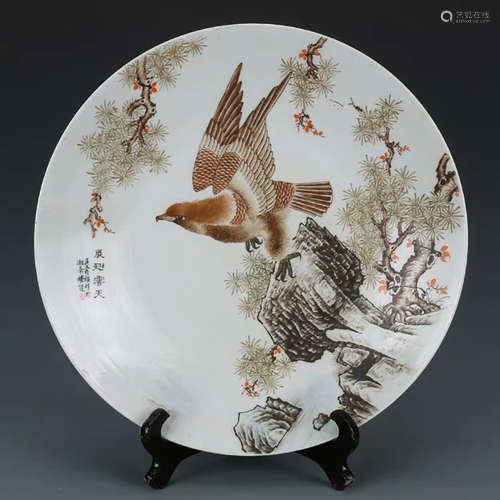 A CHINESE FAMILLE ROSE EAGLE PAINTED PORCELAIN PLATE