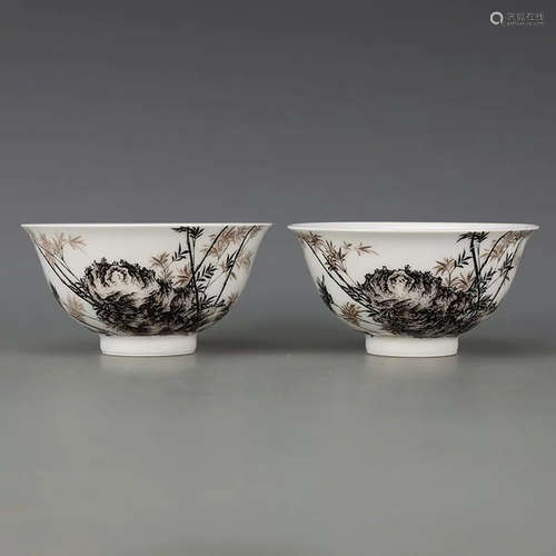 A PAIR OF CHINESE GRISAILLE LANDSCAPE PAINTED PORCELAIN BOWLS