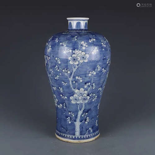 A CHINESE BLUE AND WHITE FLORAL PORCELAIN VASE