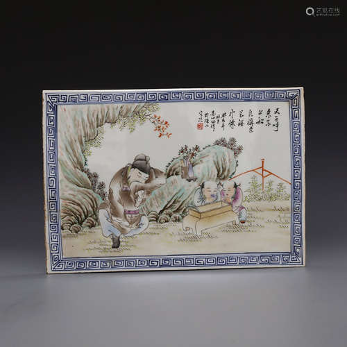 A CHINESE FIGURE PAINTED LIGHT-REDDISH-PURPLE PORCELAIN PLATE PAINTING