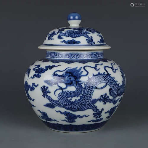 A CHINESE BLUE AND WHITE DRAGON PATTERN PORCELAIN CADDY