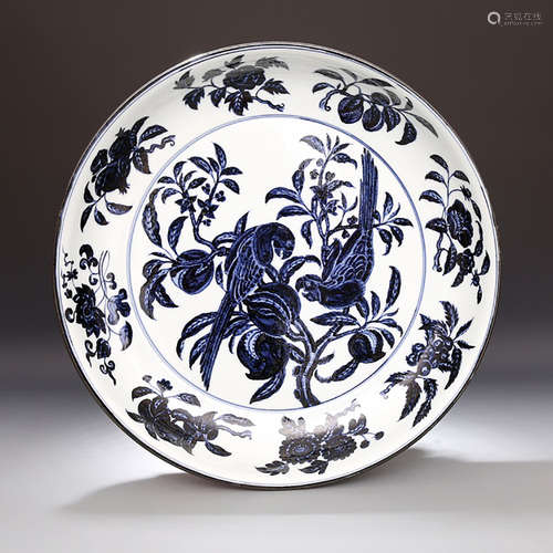 A CHINESE BLUE AND WHITE FLORAL PORCELAIN PLATE