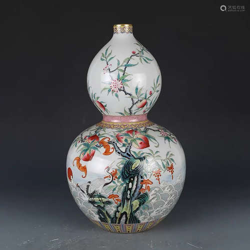 A CHINESE FAMILLE ROSE FLORAL PORCELAIN GOURD-SHAPED VASE