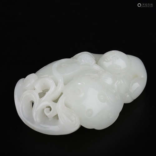 A CHINESE HETIAN JADE CARVED ORNAMENT