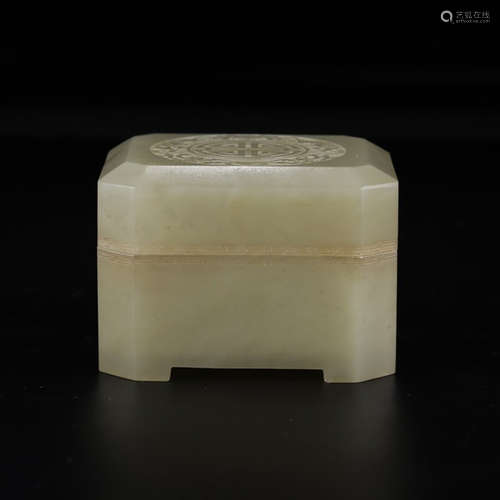 A CHINESE HETIAN JADE CARVED BOX