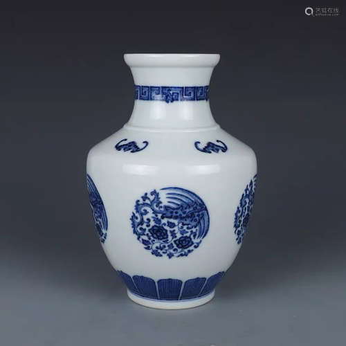 A CHINESE BLUE AND WHITE PHOENIX PATTERN PORCELAIN VASE