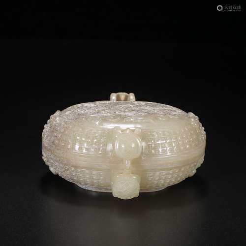 A CHINESE HETIAN JADE CARVED BOX