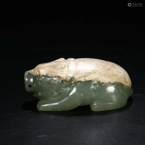 A CHINESE HETIAN JADE CARVED BEAST HANDLE ORNAMENT