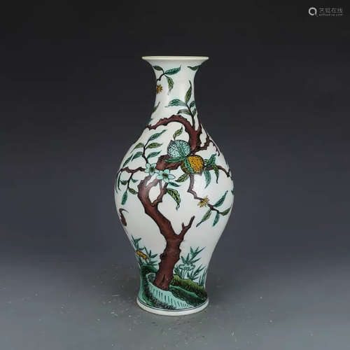 A CHINESE PLAIN TRICOLOUR PEACH PATTERN PORCELAIN VASE