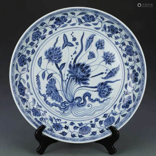A CHINESE BLUE AND WHITE LOTUS PATTERN PORCELAIN PLATE