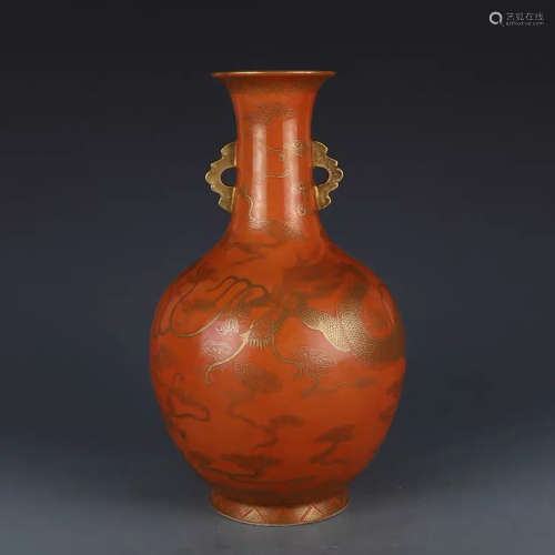 A CHINESE IRON RED GILD DRAGON PATTERN PORCELAIN DOUBLE EARS VASE
