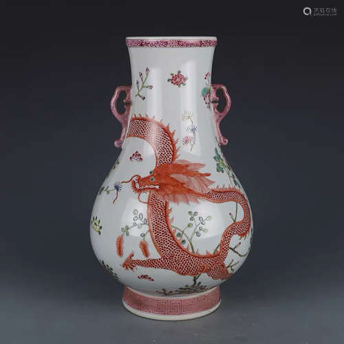 A CHINESE FAMILLE ROSE DRAGON PATTERN PORCELAIN DOUBLE EARS VASE