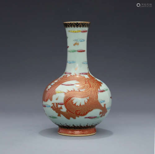 A CHINESE IRON RED GILD DRAGON PATTERN PORCELAIN VASE