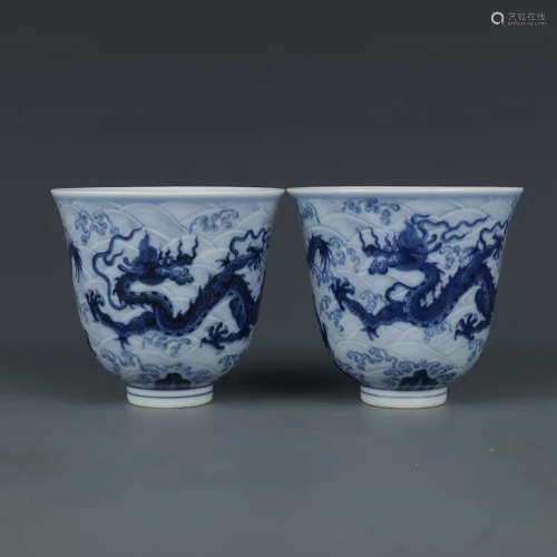 A PAIR OF CHINESE BLUE AND WHITE DRAGON PATTERN PORCELAIN CUPS