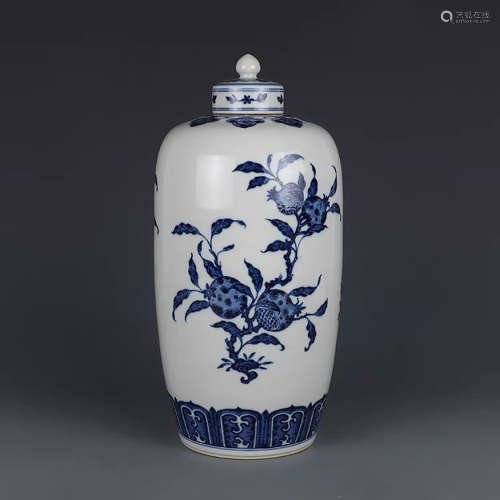 A CHINESE BLUE AND WHITE FLORAL PORCELAIN JAR WITH COVER