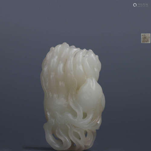 A CHINESE HETIAN JADE CARVED BUDDHA HAND ORNAMENT