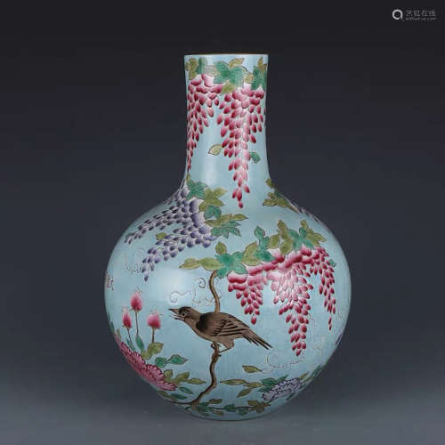 A CHINESE FAMILLE ROSE GRAPE PATTERN PORCELAIN VASE