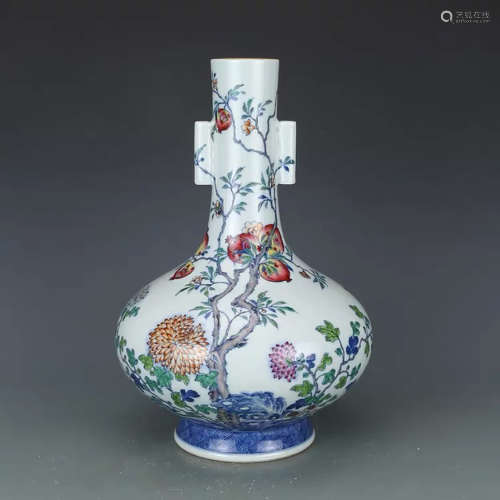 A CHINESE BLUE AND WHITE CLASHINGCOLOR PAINTED PORCELAIN VASE
