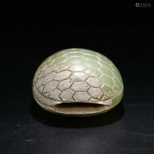 A CHINESE HETIAN JADE CARVED TURTLE SHELL ORNAMENT