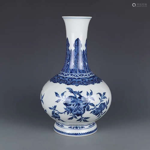 A CHINESE BLUE AND WHITE FLORAL PORCELAIN VASE