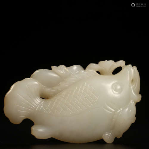 A CHINESE HETIAN JADE CARVED FISH ORNAMENT