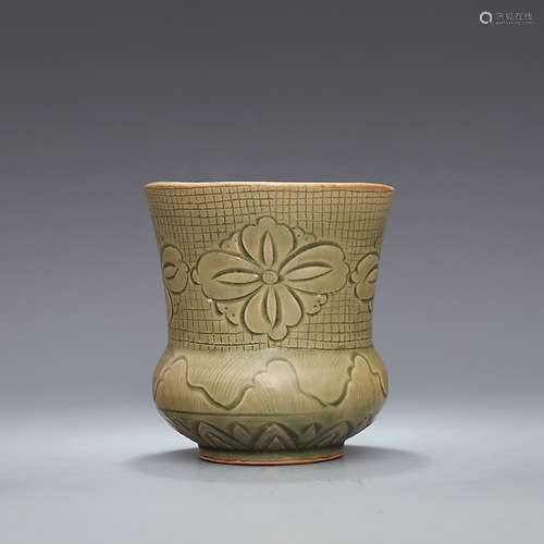 A CHINESE YAOZHOU KILN LOTUS PETAL PATTERN CARVED PORCELAIN SLAG BUCKET