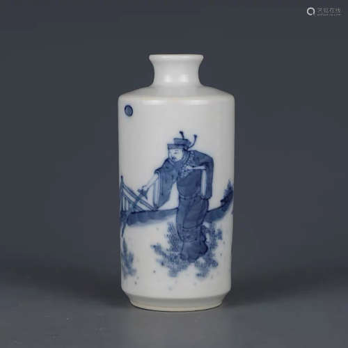 A CHINESE BLUE AND WHITE FIGURE PAINTED PORCELAIN SNUFF BOTTLE