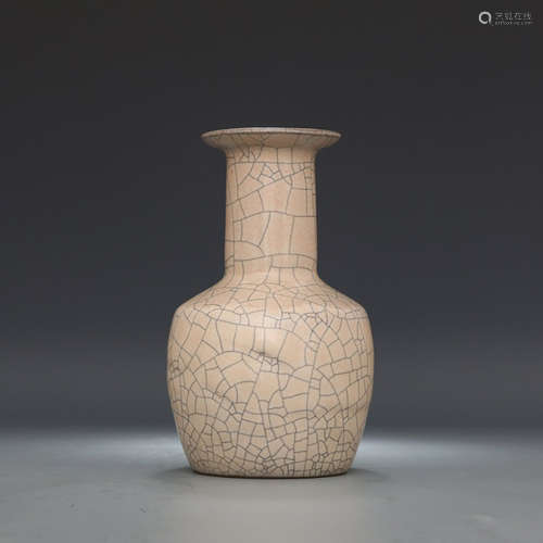 A CHINESE GE KILN PORCELAIN VASE