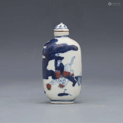 A CHINESE BLUE AND WHITE FLORAL PORCELAIN SNUFF BOTTLE