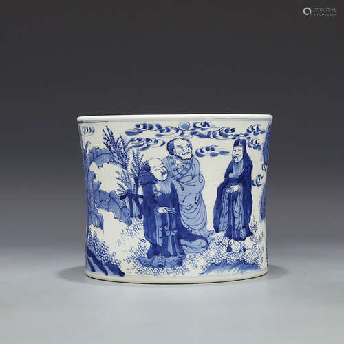 A CHINESE BLUE AND WHITE FLORAL PORCELAIN BRUSH POT