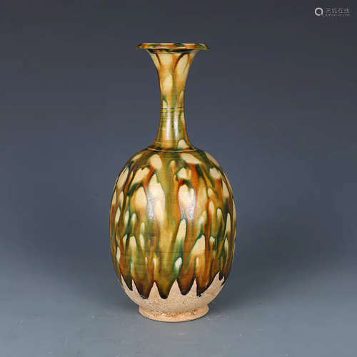A CHINESE TRICOLOUR PORCELAIN FLASK