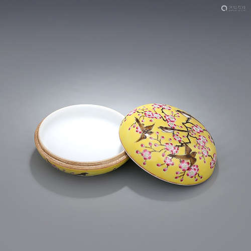 A CHINESE FAMILLE ROSE FLOWER&BIRD PATTERN PORCELAIN COMPACT