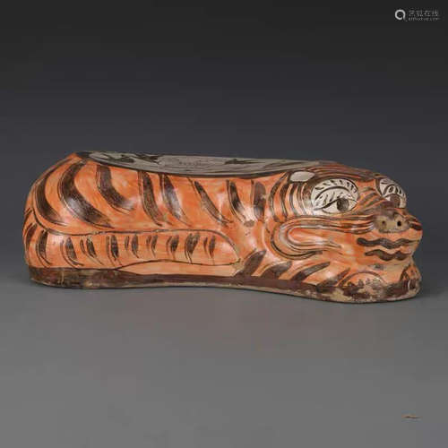 A CHINESE CIZHOU KILN PORCELAIN PILLOW TIGER SHAPED PILLOW